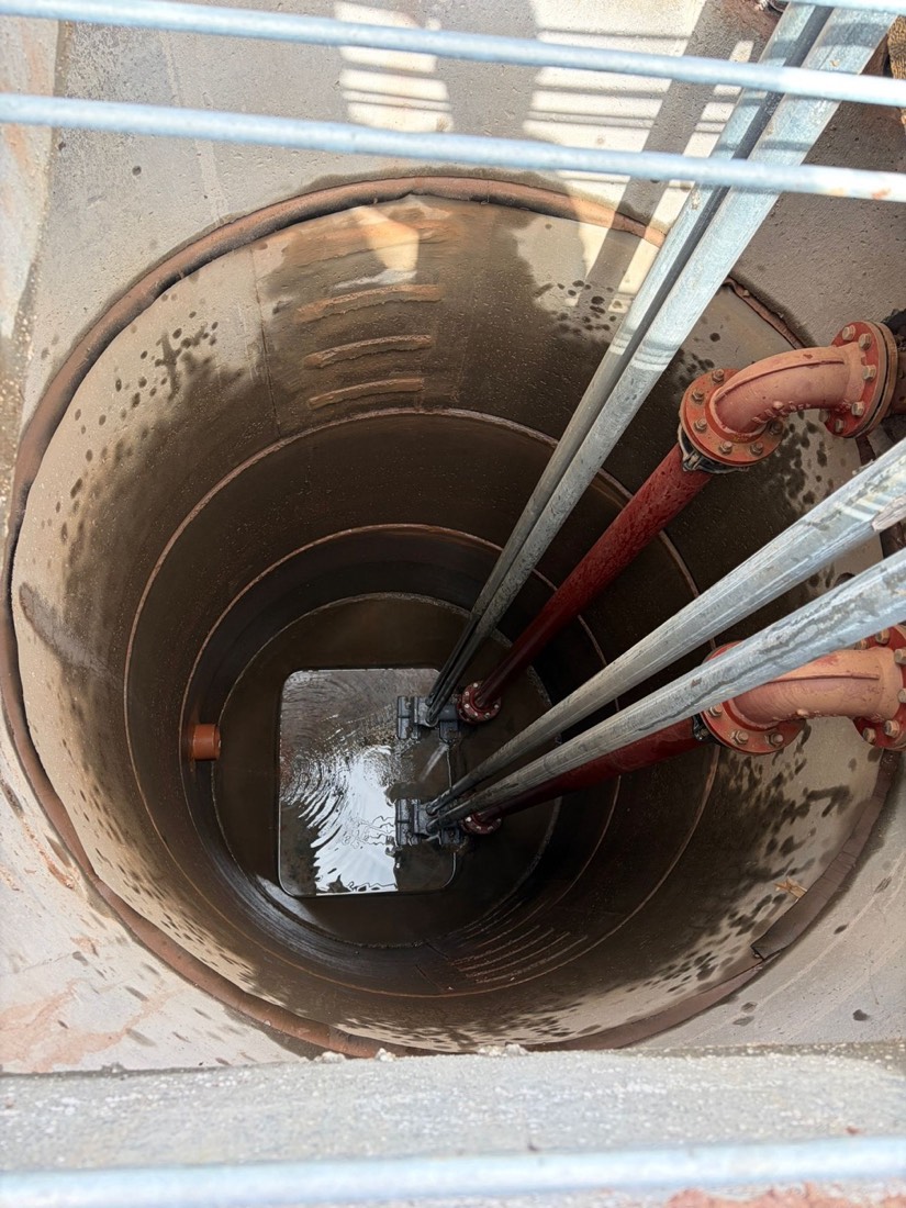 Deep wet well cleaning access shaft