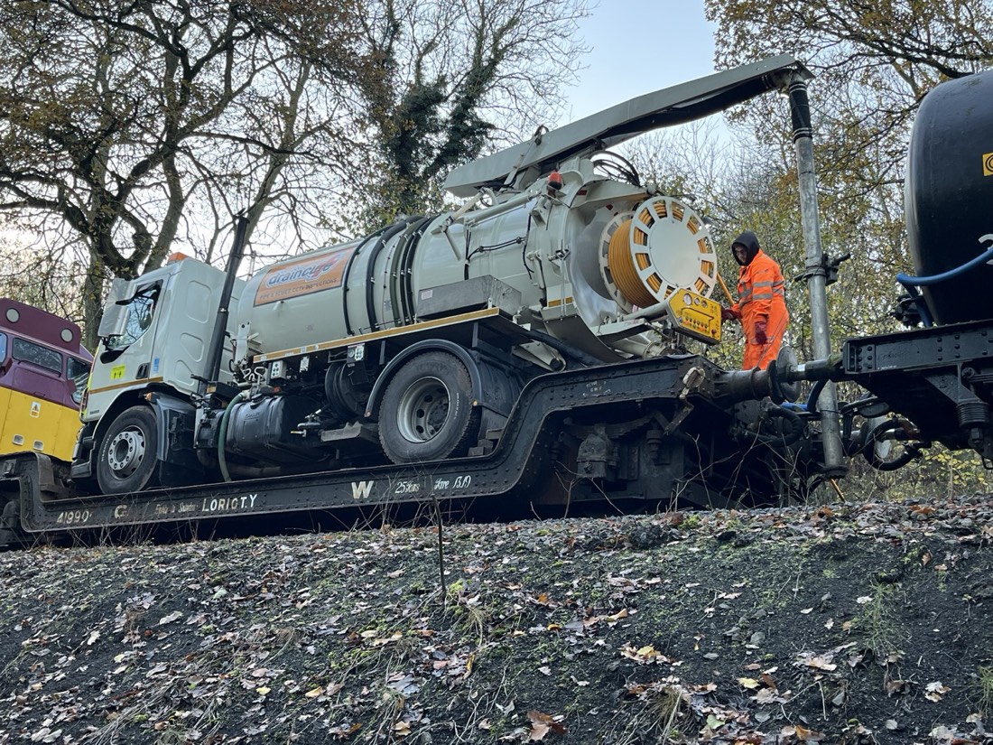 Rail-mounted drainage unit connected trackside