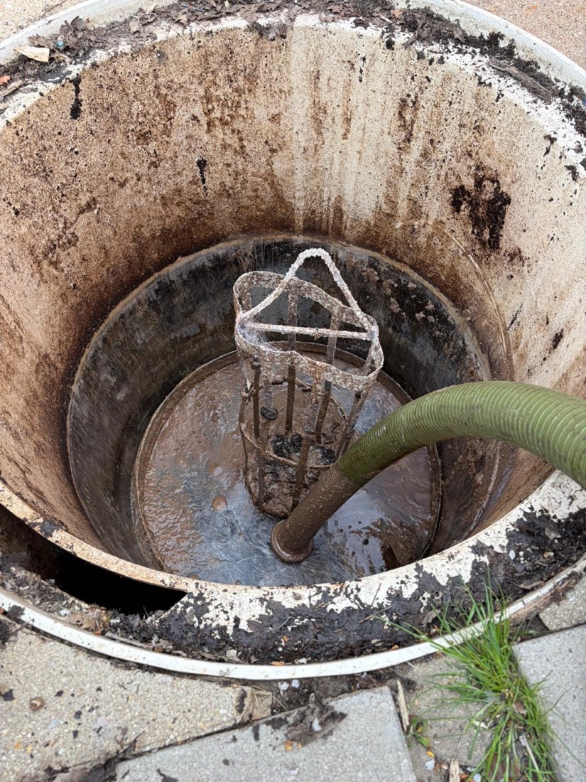 Grease trap chamber mid-clean