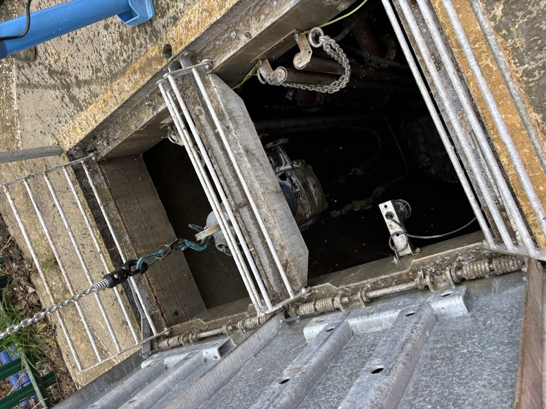 Wet well pump equipment lowered into an access chamber